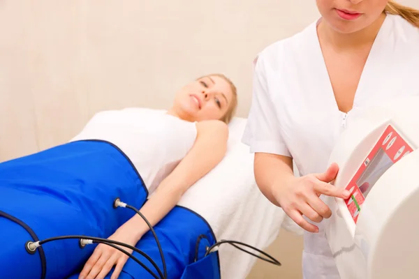 Legs pressotherapy machine on woman in beauty center — Stock Photo, Image