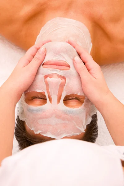 Therapist applying face mask man's face — Stock Photo, Image