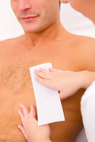 Homem depilando seus pelos no peito — Fotografia de Stock