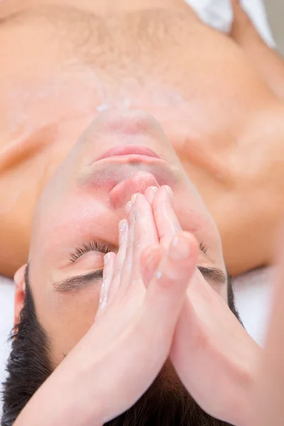 Mladý muž dostává masáž obličeje z masérka — Stock fotografie