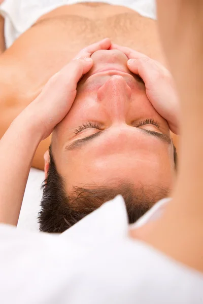 Primer plano de hombre joven recibiendo masaje facial —  Fotos de Stock