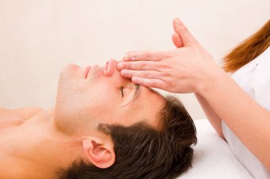 yakışıklı erkek Cilt Bakımı alma spa