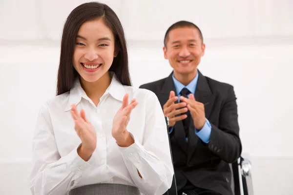 Primer plano de los sonrientes empresarios aplaudiendo — Foto de Stock