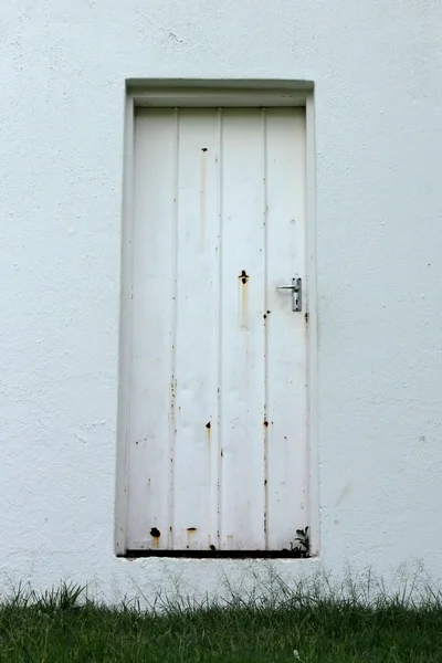 Забытая ржавая белая цинковая дверь — стоковое фото