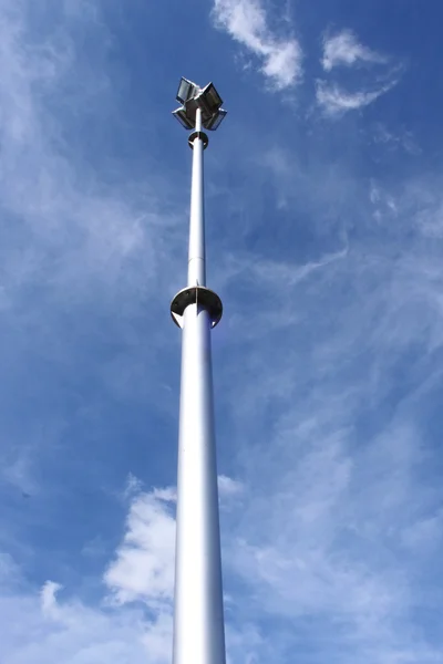 Tageslicht Bild Sportplatz Flutlicht auf Mast — Stockfoto