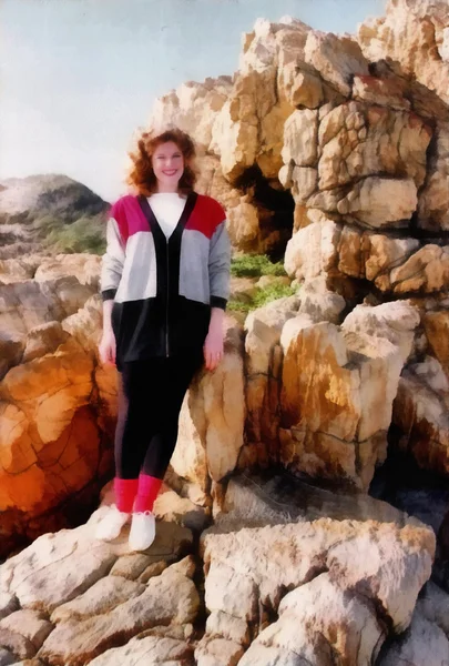 Yaz Güneş denizde kayalar üzerine genç kız — Stok fotoğraf