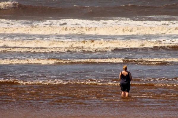 Femme seule debout dans la mer — Photo