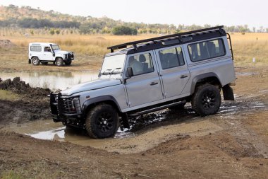Land rover defender 110 GB 4 x 4 ders üzerinde gümüş