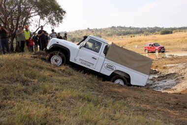 Beyaz land rover defender 110 hc 4 x 4 ders üzerinde