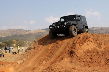 4 x 4 ders üzerinde siyah jeep wrangler
