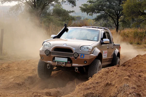 Oro GWM Steed en 4x4 Curso — Foto de Stock