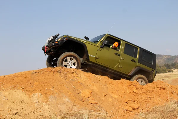 Jeep Wrangler verde ilimitado no curso 4x4 — Fotografia de Stock