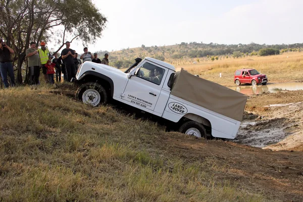 Défenseur blanc de Land Rover 110 HC sur le parcours 4x4 — Photo