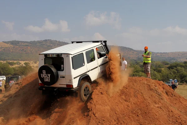 Vit mercedes-benz g-klass på 4 x 4 kurs — Stockfoto