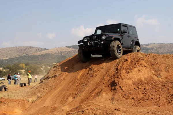 Czarny jeep wrangler na kurs 4 x 4 — Zdjęcie stockowe