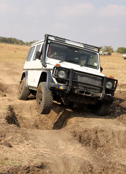 White Mercedes-Benz G-Class on 4x4 Course — Stock Photo, Image