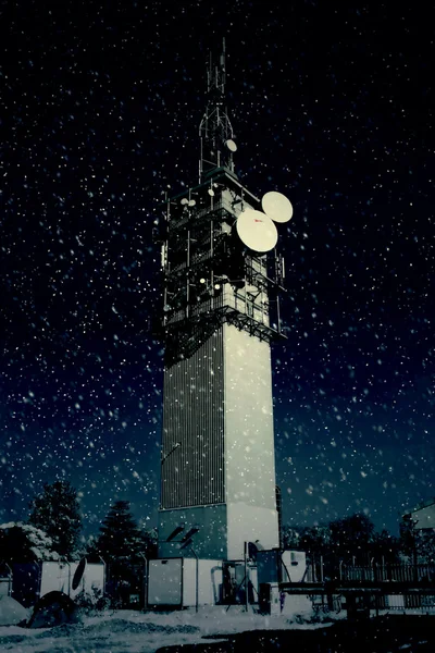 Grande tour de télécommunications dans la neige — Photo
