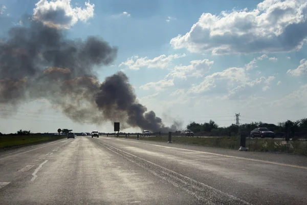 Danger Fumée sur autoroute avec soleil de face — Photo