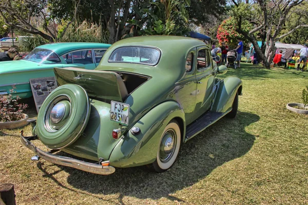 1936 Ford Two-Door Coupe com Rumble Seat vista lateral traseira — Fotografia de Stock