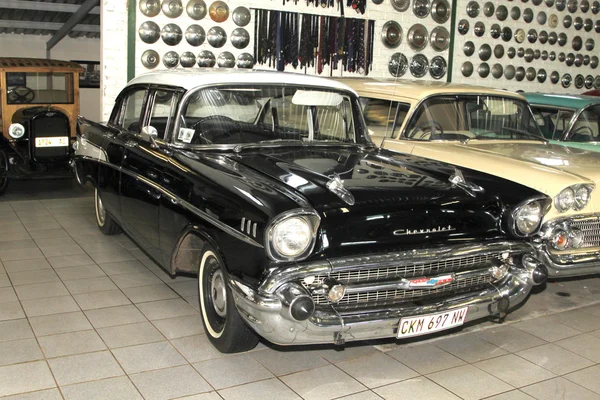 Vintage bil 1957 chevrolet biscayne 4 dörrars sedan — Stockfoto