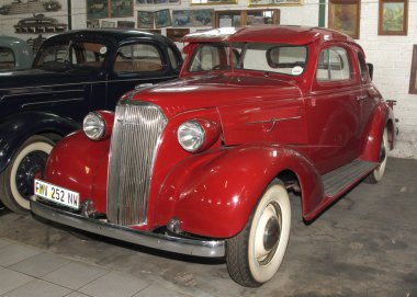 eski model araba 1937 chevrolet coupe