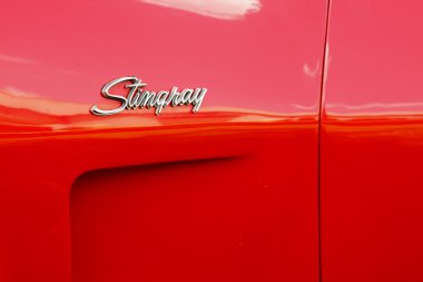 eski model araba 1973 chevrolet stingray corvette amblemi