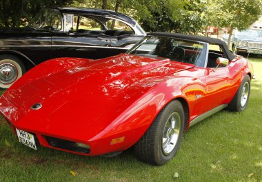 eski model araba 1973 chevrolet stingray corvette