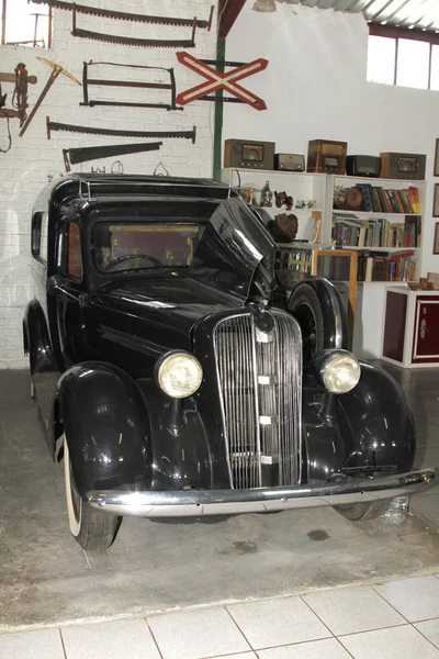 Винтажный автомобиль Chevrolet Hearse 1937 года — стоковое фото