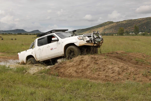 Weiß mazda bt-50 4x4 3l — Stockfoto