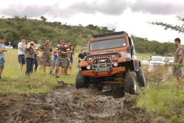 bej renkli jeep wrangler off-roader v8 geçiş çamur engel ezmek