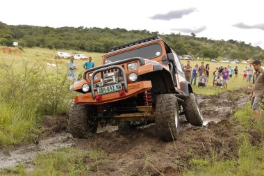 bej renkli jeep wrangler off-roader v8 geçiş çamur engel ezmek