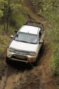 beyaz toyota triton DHD geçiş çamur engel