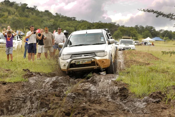 Branco Toyota Triton DHD travessia obstáculo lama — Fotografia de Stock