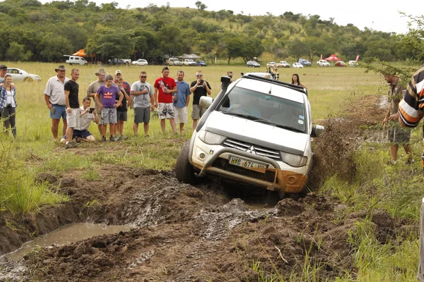 Branco Toyota Triton DHD travessia obstáculo lama — Fotografia de Stock