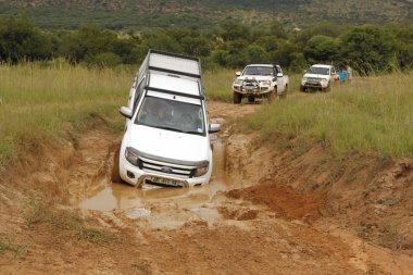 Beyaz ford ranger xls gümüş gölgelik geçiş çamur engel ile
