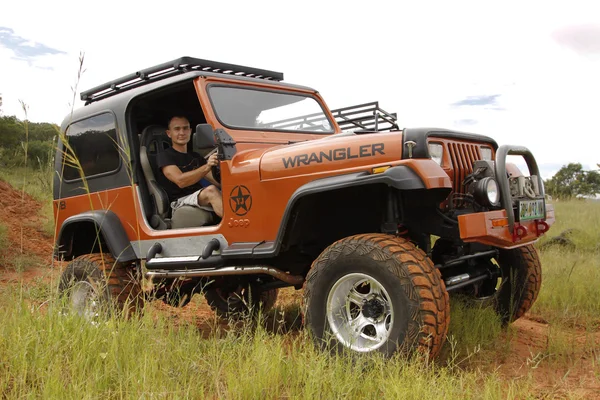 Bej renkli jeep wrangler off-roader v8 ezmek — Stok fotoğraf