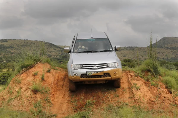 Prata Toyota Triton DHD travessia obstáculo — Fotografia de Stock