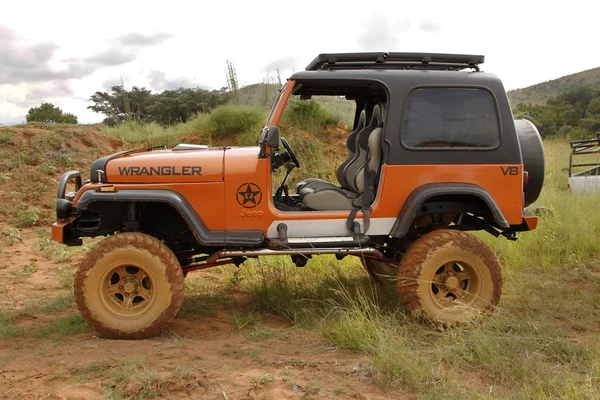 Écraser beige jeep wrangler tout-terrain v8 — Photo