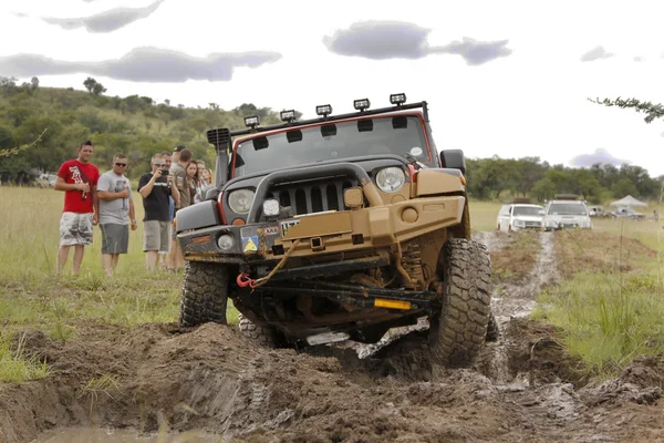 Bej renkli jeep rubicon crossing çamur engel ezmek — Stok fotoğraf