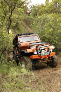 bej renkli jeep wrangler off-roader v8 ezmek