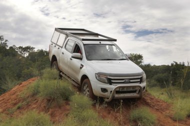 Beyaz ford ranger xls gümüş gölgelik ile