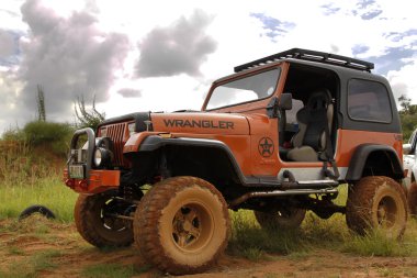 bej renkli jeep wrangler off-roader v8 ezmek