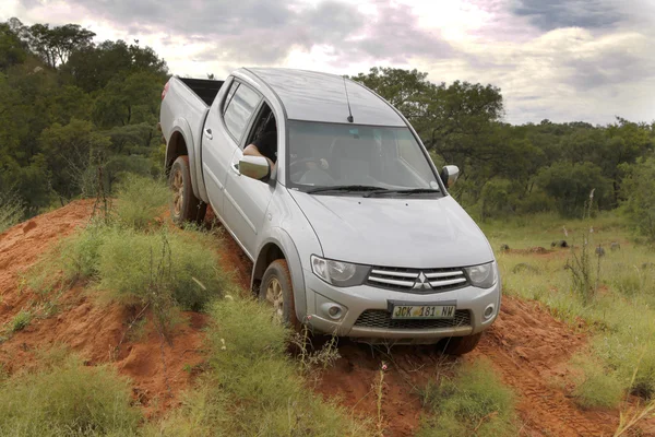 Silver Toyota Triton DHD crossing obstacle — Stock Photo, Image