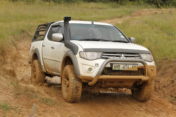 Branco Toyota Triton DHD travessia obstáculo lama — Fotografia de Stock
