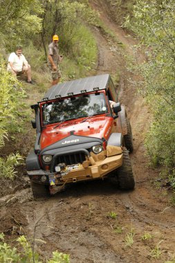 Turuncu jeep rubicon crossing engel ezmek