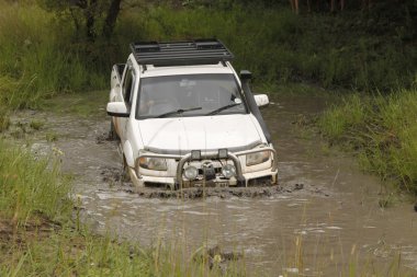 Beyaz mazda bt-50 4 x 4 3l geçiş çamurlu su birikintisi