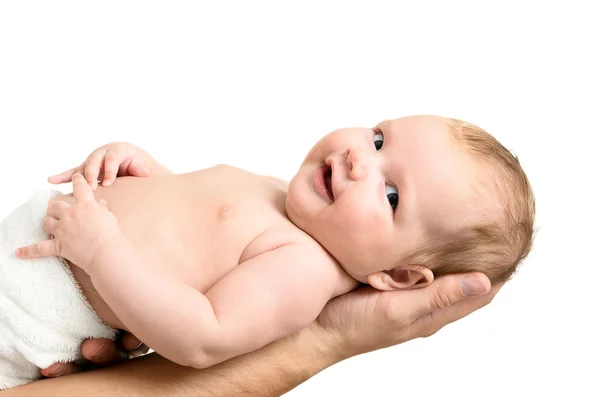 küçük bebek kız, dikkatle babası tarafından düzenlenen