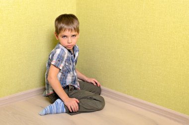 kızgın ve üzgün çocuk