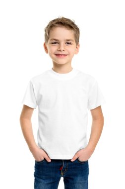 Hoş çocuk üzerinde beyaz t-shirt