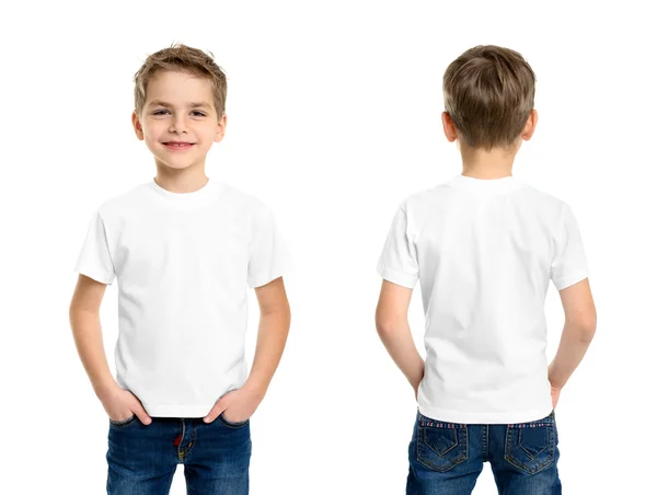 Camiseta blanca sobre un joven aislado — Foto de Stock